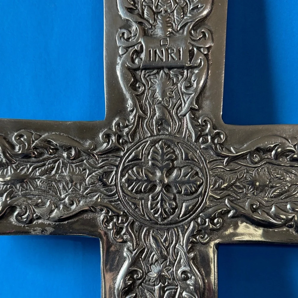 Elegant metal Silver Wall Cross (heavy)